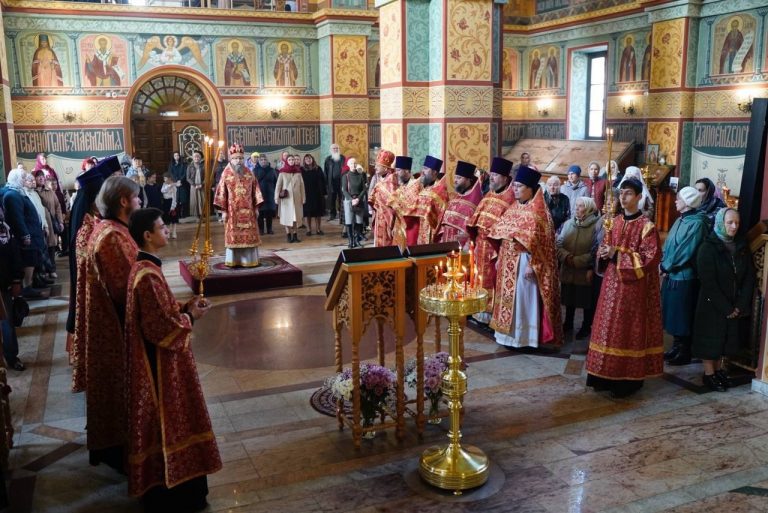 Духовенство и прихожане Череповецкой епархии молитвенно почтили память святителя Игнатия (Брянчанинова) и день тезоименитства правящего архиерея в кафедральном соборе Череповца