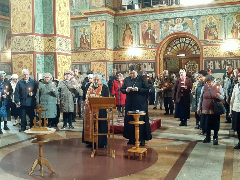 Священнослужители и прихожане кафедрального собора города Череповца молитвенно почтили память павших в годы Великой Отечественной войны