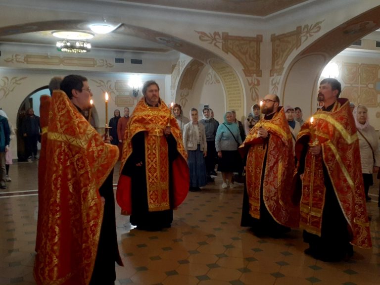 Канун дня памяти Николая Чудотворца прихожане кафедрального собора Череповца молитвенно встретили в кафедральном соборе города