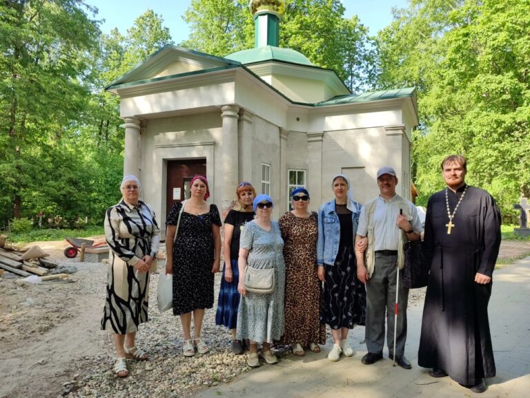 Экскурсия по Введенскому кладбищу Вологды состоялась для членов Всероссийского общества слепых