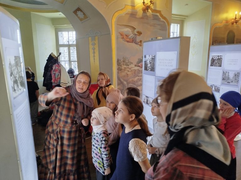 Воспитанники Центра «Синергия» посетили выставку, посвящённую Патриарху Тихону