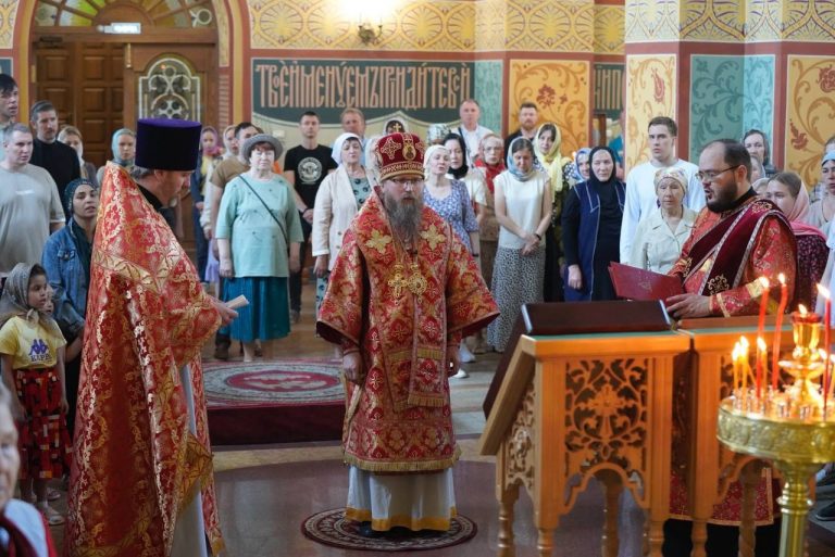 В Неделю 6-ю по Пасхе епископ Игнатий совершил богослужение в кафедральном соборе города Череповца