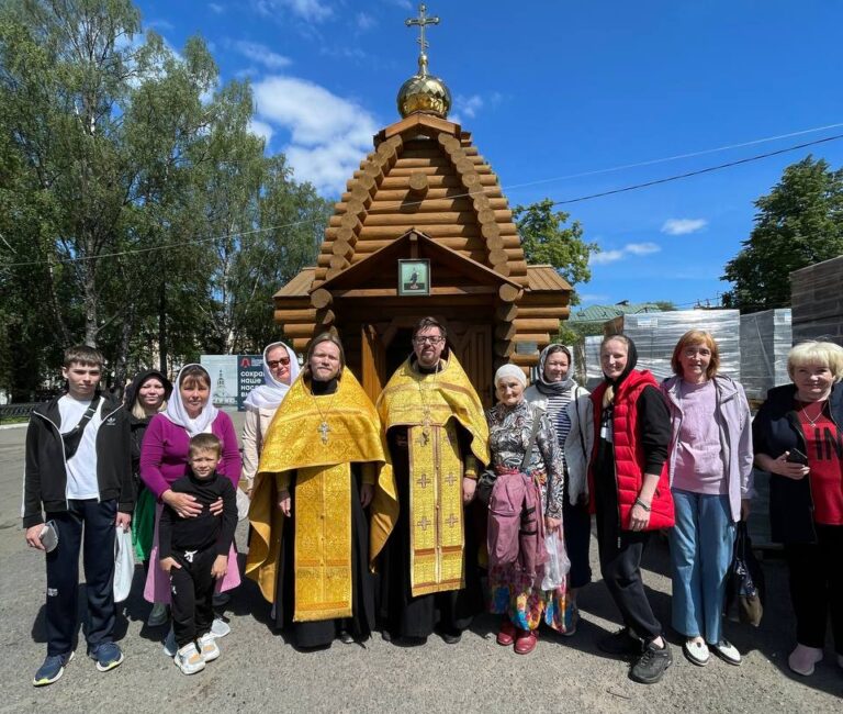 Продолжаются ежедневные молебные пения с акафистом Всемилостивому Спасу у обыденного храма-часовни
