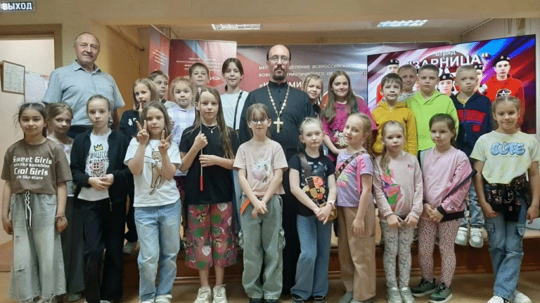 Духовно-нравственная беседа священника с воспитанниками центра «Созвучие» состоялась в преддверии дня России