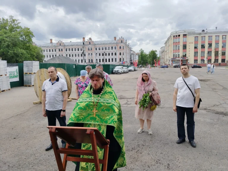 Продолжаются ежедневные молебны с акафистом у храма-часовни Всемилостивого Спаса города Вологды