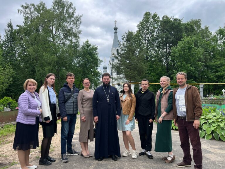 Молодежь Лазаревского храма познакомилась с книгами 17-18 веков