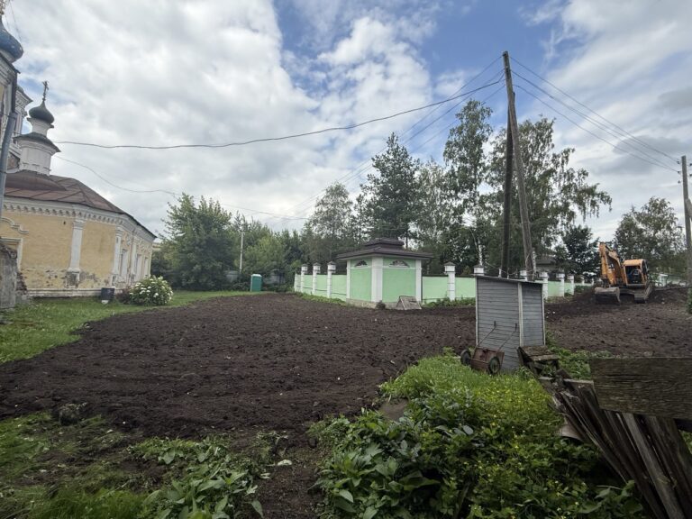 Завершается благоустройство земельного участка за алтарем Димитриевского храма