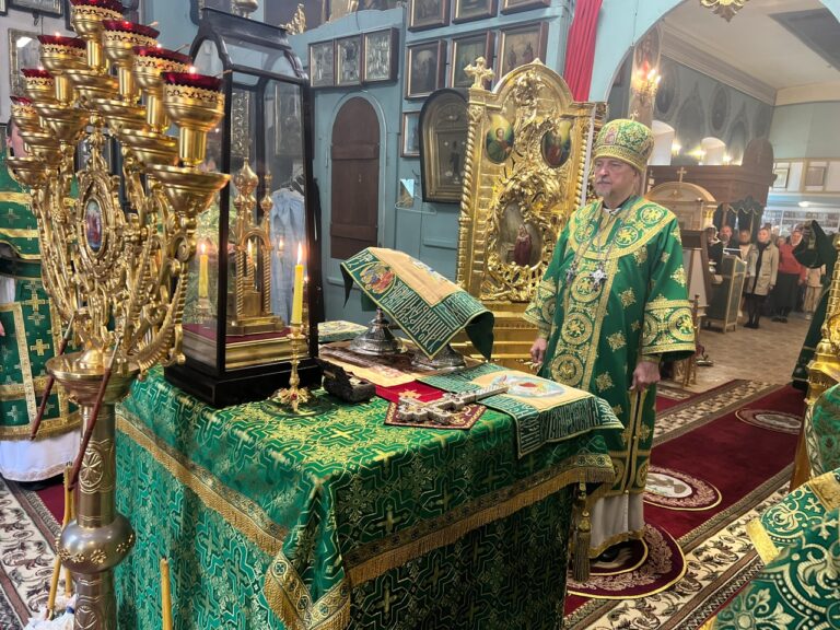 Митрополит Мурманский Мончегорский Митрофан (Баданин) совершил Божественную литургию в Лазаревском храме Вологды