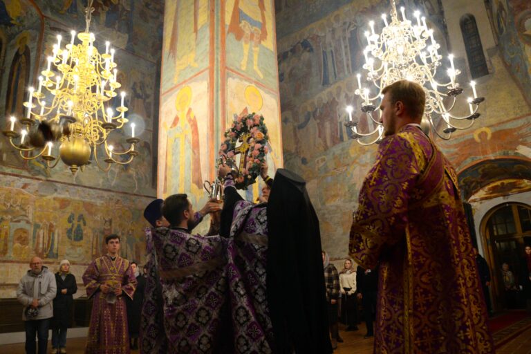 Всенощное с чином Воздвижения Честнаго и Животворящего Креста Господня совершил архиепископ Максимилиан в Софийском соборе