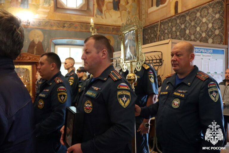 Каждый год сотрудники МЧС России принимают участие в богослужениях и чтят икону Божией Матери «Неопалимая Купина»