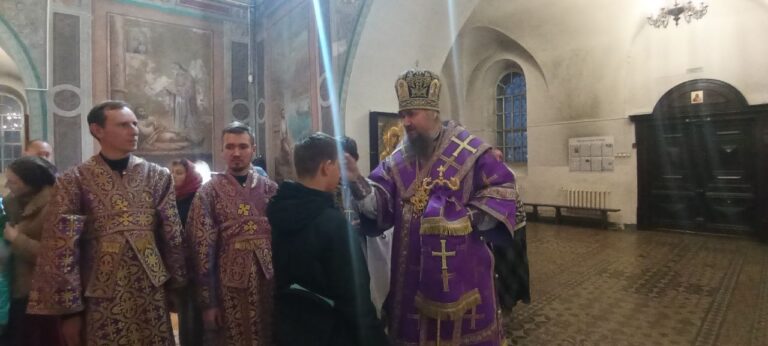 В Неделю 16-ю по Пятидесятнице, по Воздвижении, епископ Великоустюжский и Тотемский Фотий совершил Божественную Литургию в Кафедральном соборе Великого Устюга