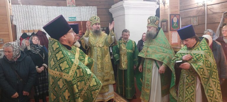 В день памяти бессребренников Косьмы и Дамиана епископ Великоустюжский и Тотемский Фотий совершил Божественную Литургию в храме Косьмы и Дамиана в Логдузе
