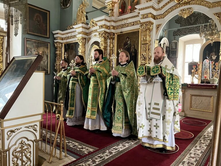 В Лазаревском храме состоялось архиерейское богослужение в день памяти преподобного Сергия Радонежского